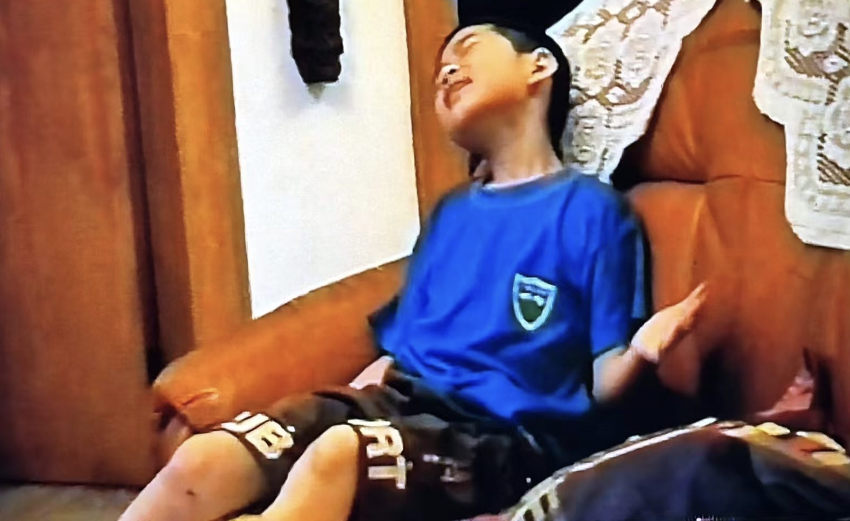 Childhood listening to music on the sofa / 小学在沙发上听音乐